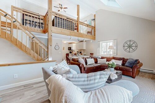 Quechee Club condo with golf courses, pools, tennis, gym, & easy ski access