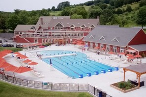 Een binnenzwembad, een verwarmd zwembad