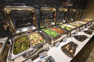 Daily buffet breakfast (CNY 68 per person)