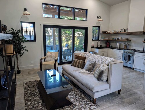 Luxurious East Hill Guest House w/ King Bed!