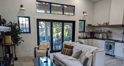 Luxurious East Hill Guest House w/ King Bed!