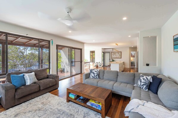 Tv, böcker och kontor