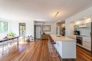 Horno, placa de cocina, lavavajillas y cafetera o tetera