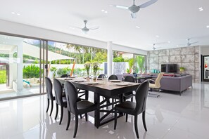 Villa Design, 4 chambres, vue piscine | Restauration dans la chambre