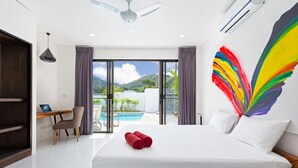 Une chambre d’hôtel moderne avec un grand lit, un bureau avec un ordinateur portable, une vue sur une piscine et une peinture abstraite colorée au mur.