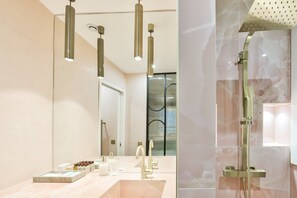Shower, hair dryer, towels, shampoo - Chez Mona Lisa (Paris)