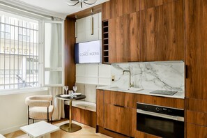 Kühlschrank, Mikrowelle, Ofen, Herdplatte