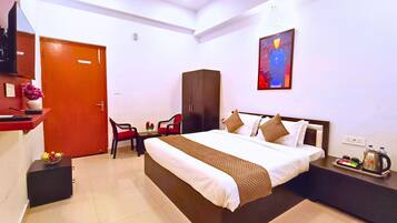 Deluxe Room | Iron/ironing board, free WiFi