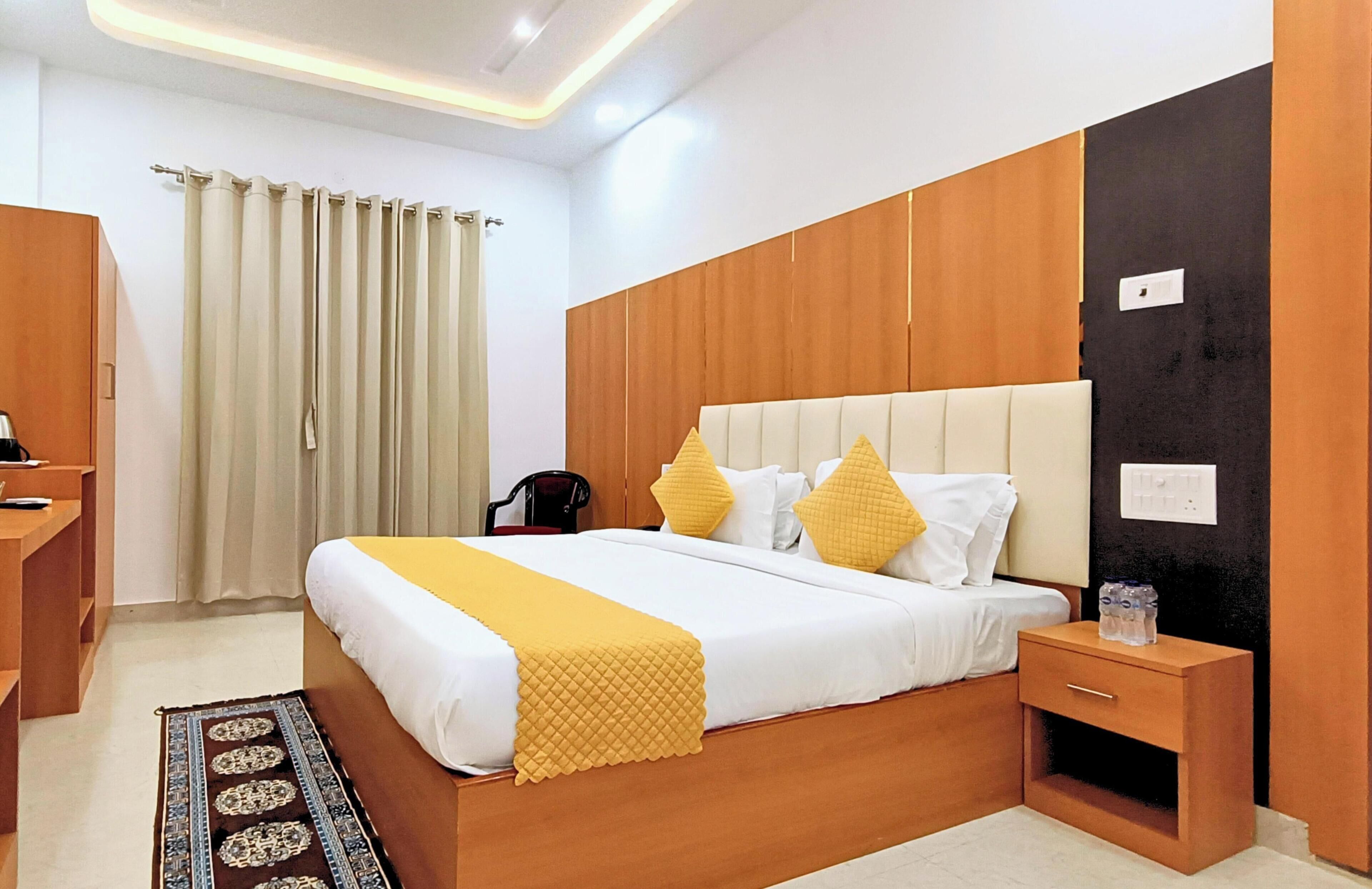 Ein Hotelzimmer mit Bett, Nachttisch und Schreibtisch.