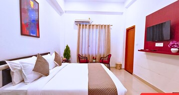 Deluxe Room | Iron/ironing board, free WiFi