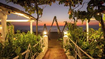 Fachada de la propiedad por la tarde o noche