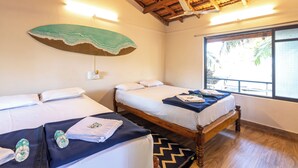Una habitación con dos camas, techo de madera, decoración de playa en la pared, ventana con vista y un enchufe en la pared.