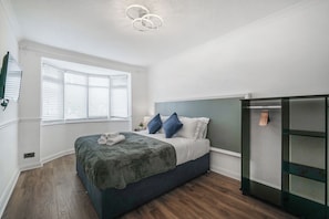 3 slaapkamers, een strijkplank/strijkijzer, gratis wifi, beddengoed