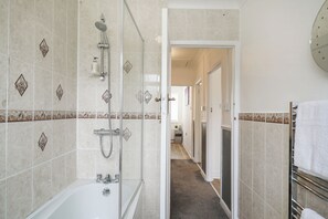 Hair dryer, towels, soap, shampoo - Exclusive 3-bedroom house in beautiful Welling, London with Free parking (Welling)