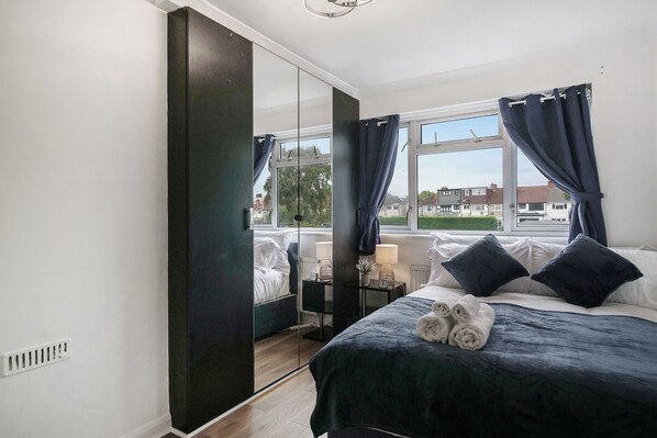 3 bedrooms, iron/ironing board, free WiFi, bed sheets - Exclusive 3-bedroom house in beautiful Welling, London with Free parking (Welling)