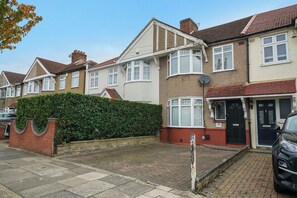Exterior - Exclusive 3-bedroom house in beautiful Welling, London with Free parking (Welling)