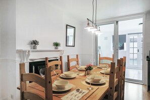 Dining - Exclusive 3-bedroom house in beautiful Welling, London with Free parking (Welling)