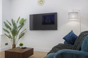 Smart TV - Exclusive 3-bedroom house in beautiful Welling, London with Free parking (Welling)