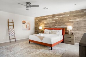 5 室のベッドルーム、デスク、アイロン / アイロン台、旅行用ベビーベッド