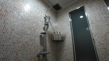 Habitación estándar doble | Baño | Secador de pelo, toallas, jabón y champú