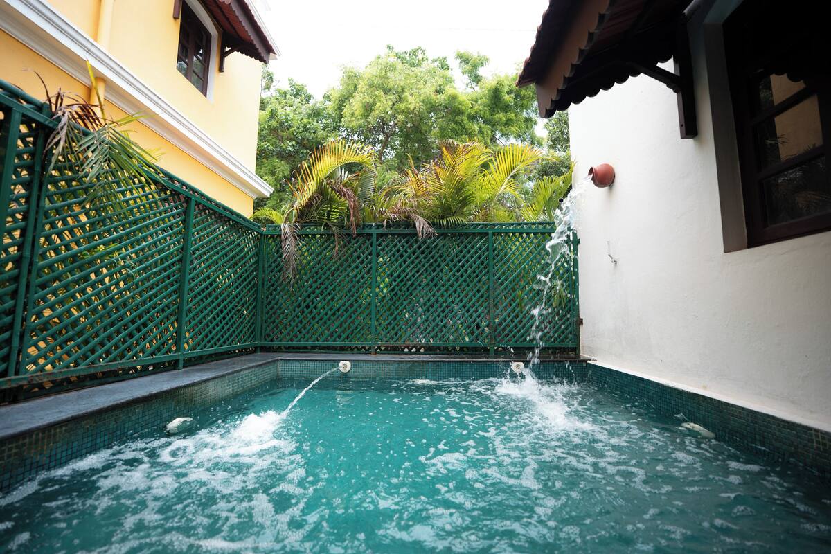 Signature Villa | Down comforters, pillowtop beds, in-room safe, desk