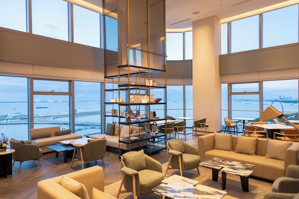 2 bars/lounges, lobby lounge