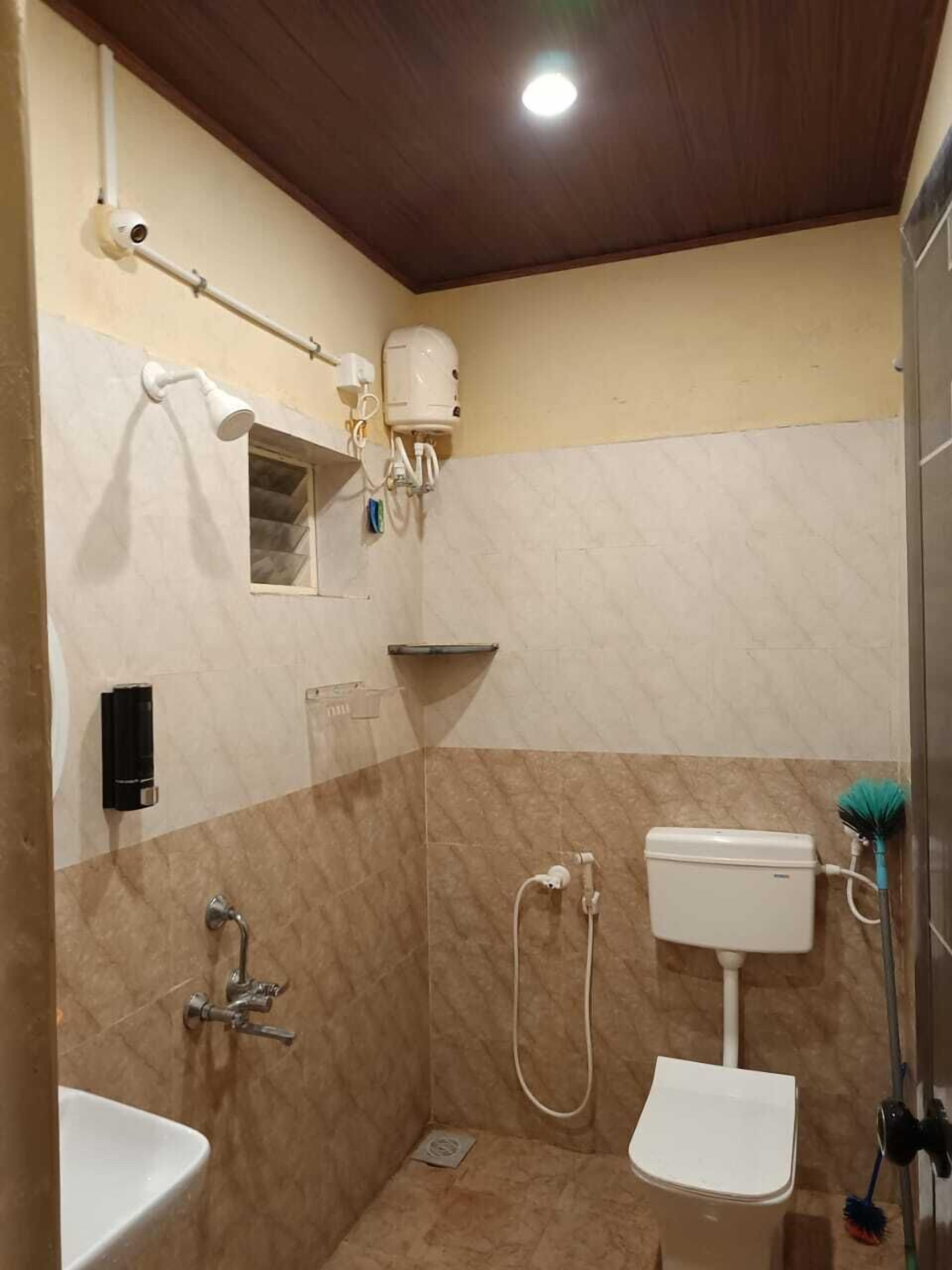 Deluxe Room, Balcony, Sea View | Bathroom | Shower, free toiletries, soap, shampoo