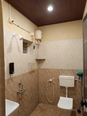 Deluxe-værelse - balkon - havudsigt | Badeværelse | Bruser, gratis toiletartikler, Sæbe, Shampoo
