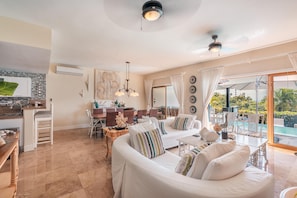 Una televisión, un reproductor de DVD