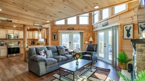 Smart TV - Beautiful Spacious Cozy 3-Bedroom New Cabin in Sevierville With Wi-Fi (Sevierville)