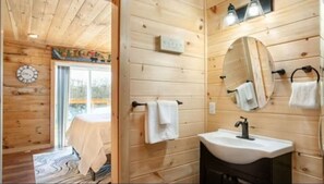 Dusche, umweltfreundliche Kosmetikartikel, Haartrockner, Handtücher