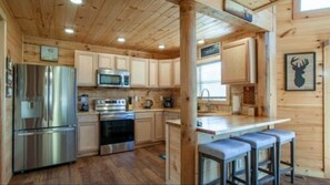 Fridge, microwave, oven, stovetop - Beautiful Spacious Cozy 3-Bedroom New Cabin in Sevierville With Wi-Fi (Sevierville)