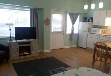 1 bedroom, iron/ironing board, free WiFi, bed sheets. Charming cottage in Pensacola