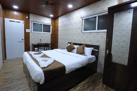 Deluxe Room | Free WiFi. Hotel Shiv Vandana Inn - Thane