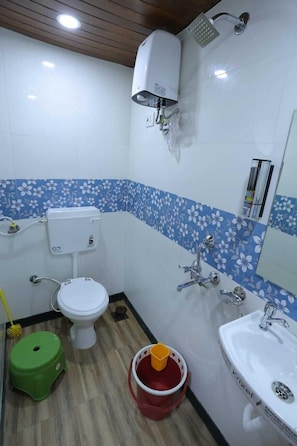 Deluxe-Zimmer | Badezimmer | Dusche, Seife, Shampoo