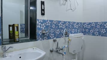 Triple Room | Bathroom | Shower, soap, shampoo