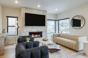 Smart TV, chimenea, videojuegos, futbolito