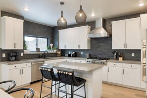 Réfrigérateur, micro-ondes, plaque de cuisson, lave-vaisselle