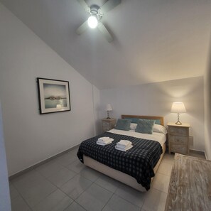2 bedrooms, iron/ironing board, travel crib, free WiFi - Castle Harbour 8 (Los Cristianos)