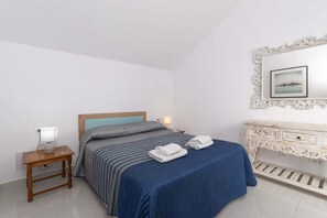 2 bedrooms, iron/ironing board, travel cot, free WiFi - Castle Harbour 8 (Los Cristianos)