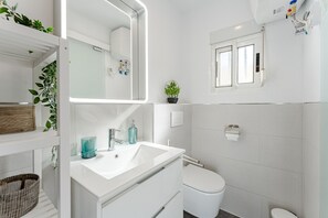 Dusj, hårføner og håndklær