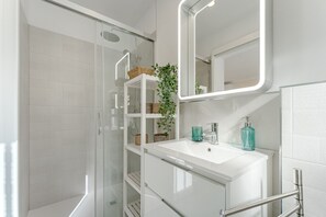 Shower, hair dryer, towels - Endless Summer Beach Apartment - Casa Regnilla (Playa de Las Americas)