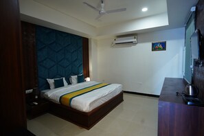 Deluxe-Doppelzimmer, Stadtblick | Zimmersafe, schallisolierte Zimmer, BĂŒgeleisen/BĂŒgelbrett