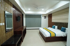 Deluxe-Doppelzimmer, Stadtblick | Wohnbereich | Fernseher