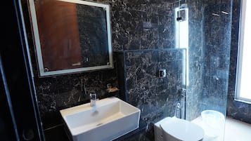 Quarto casal luxo, vista para a cidade | Banheiro | Chinelos