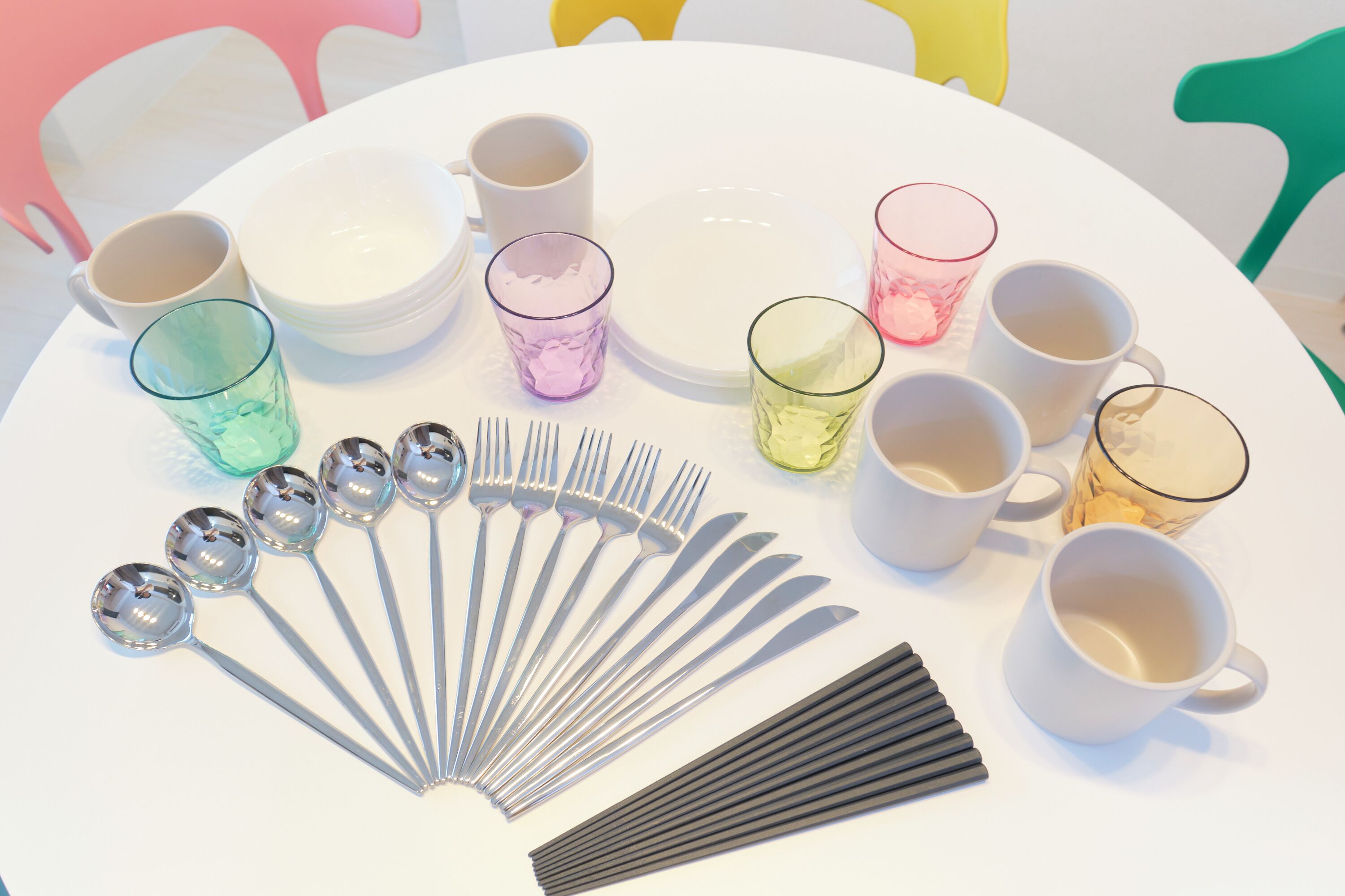 Una mesa dispuesta con varios platos, vasos y cubiertos.