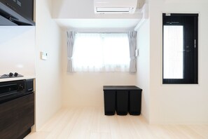 5-person Accomodation, Non Smoking | Private kitchen | Fridge, microwave, stovetop, cookware/dishes/utensils - Metro Gate Morishita (Tokyo)