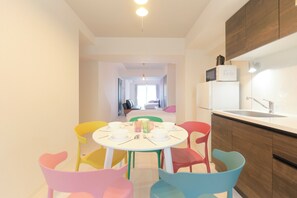 Huoneisto, tupakointi kielletty (5-person) | Yksityinen keittiö | Jääkaappi, mikroaaltouuni, liesi, keittoastiat/astiat/ruokailuvälineet