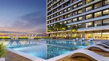 Outdoor pool, a heated pool