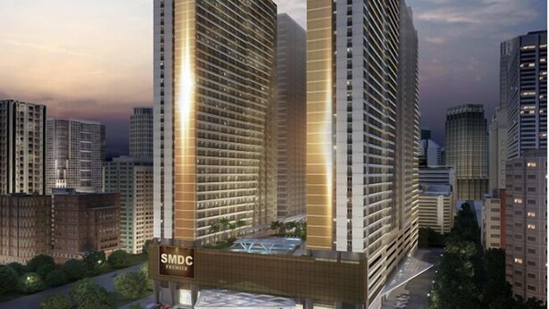 Un hotel moderno de gran altura con un llamativo letrero 'SMDC Premier', varios pisos y un diseño arquitectónico contemporáneo.